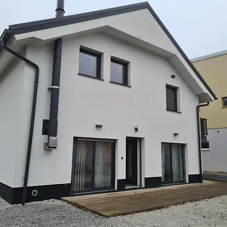 Maya-k Near Center Lejlighed *